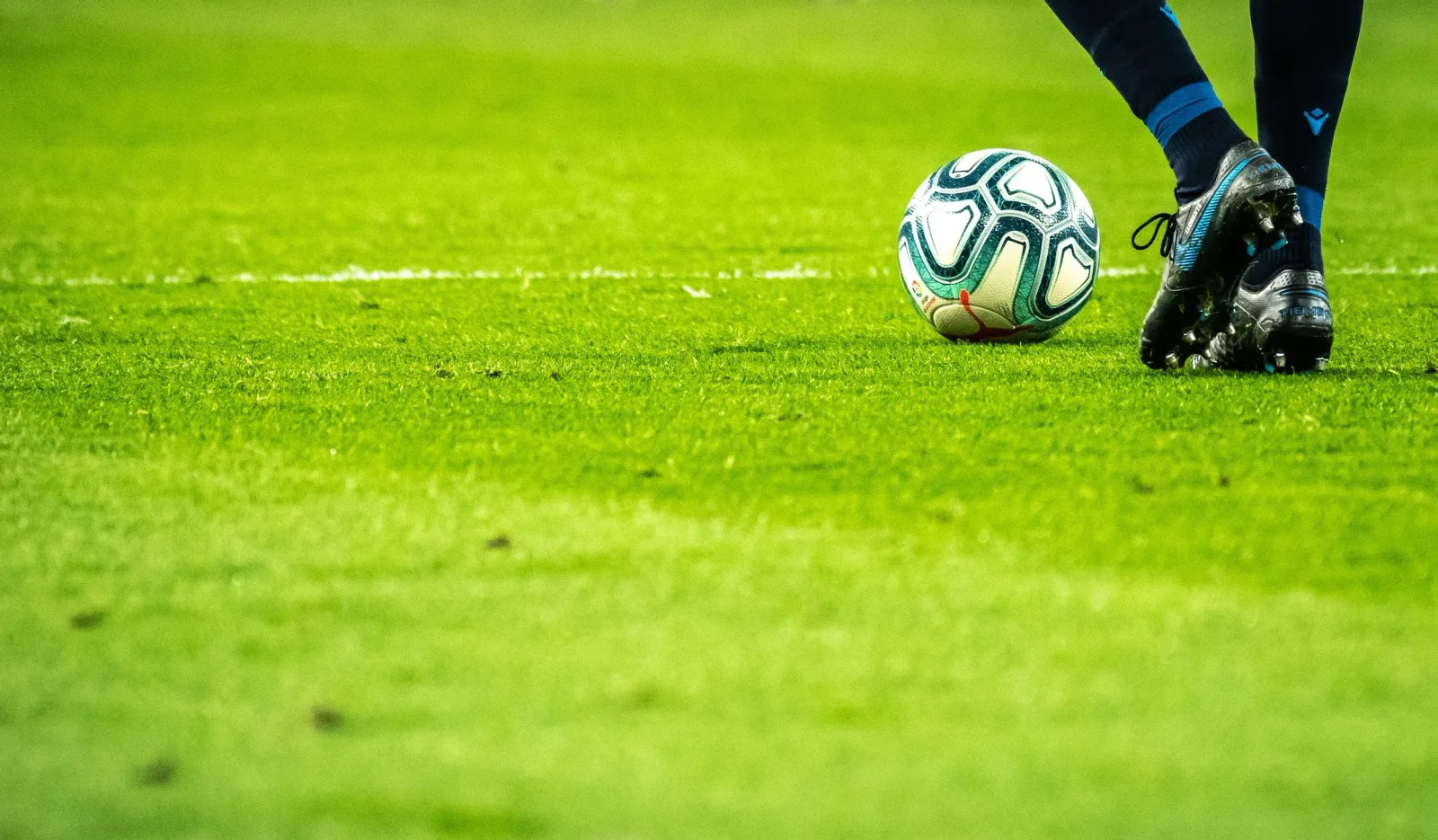 Fotbollsspelare i match på en gräsplan